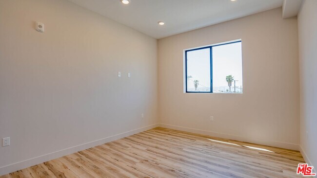 Building Photo - 1540 S Hayworth Ave