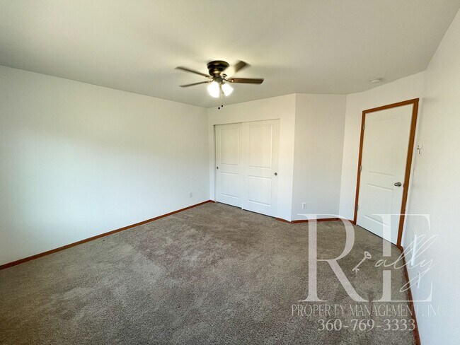 Building Photo - Spacious 3 bedroom