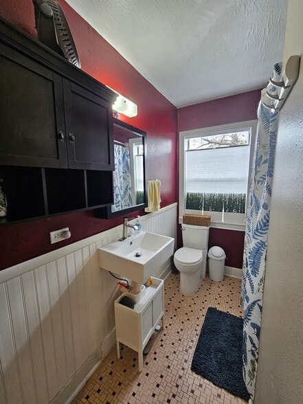 Bathroom has full-size tub/shower. - 2506 Elmen St