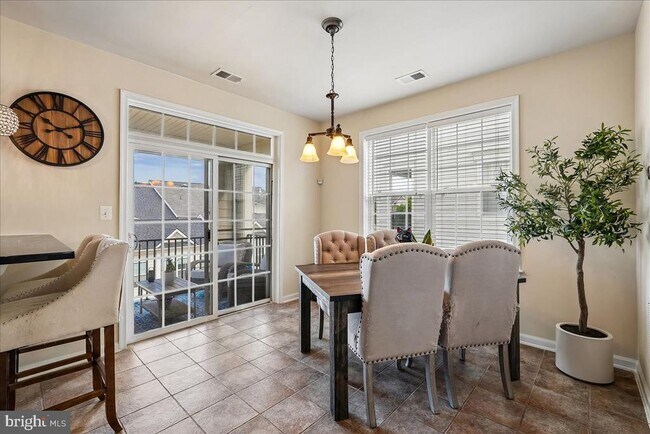 Building Photo - 43610 Hampshire Crossing Square