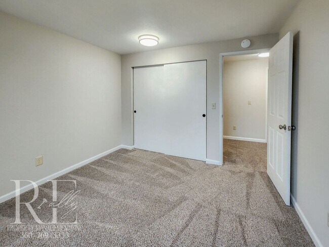 Building Photo - Spacious Tri-Level in East Bremerton | Cor...