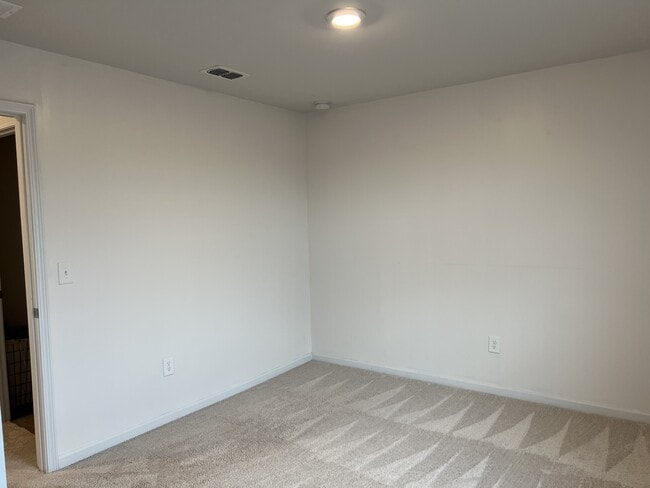 Building Photo - 218 Lookout Dr