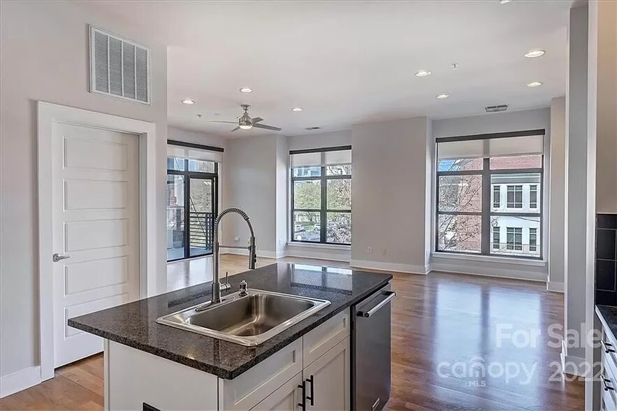 Building Photo - 911 E 8th St