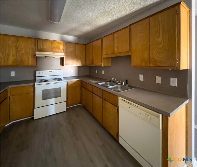 Building Photo - 2804 Alma Dr