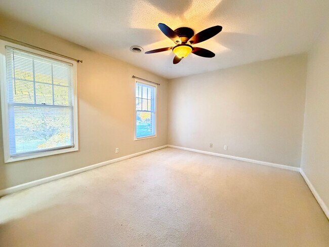 Building Photo - 1402 E Rhett Butler Rd