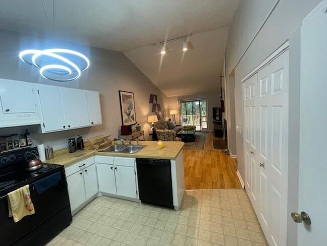 Building Photo - 907 W Chatham St