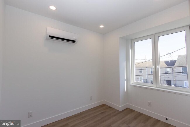 Building Photo - 1544 N Darien St