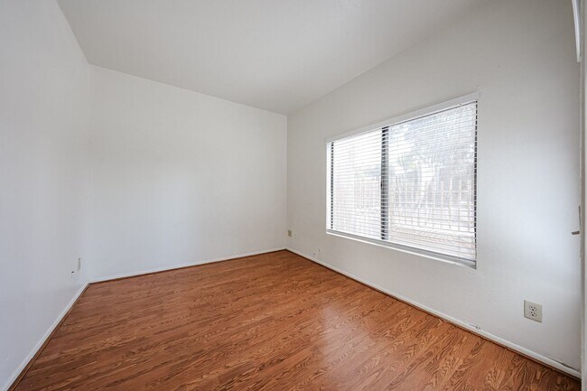 Building Photo - Centrally located and affordable in Woodla...