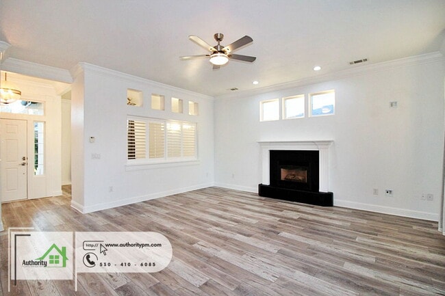 Building Photo - 2724 Western Oak Dr