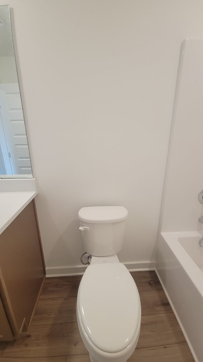 Building Photo - "Charming 3-Bed Oasis with Granite Elegance on Discovery Point Drive!"