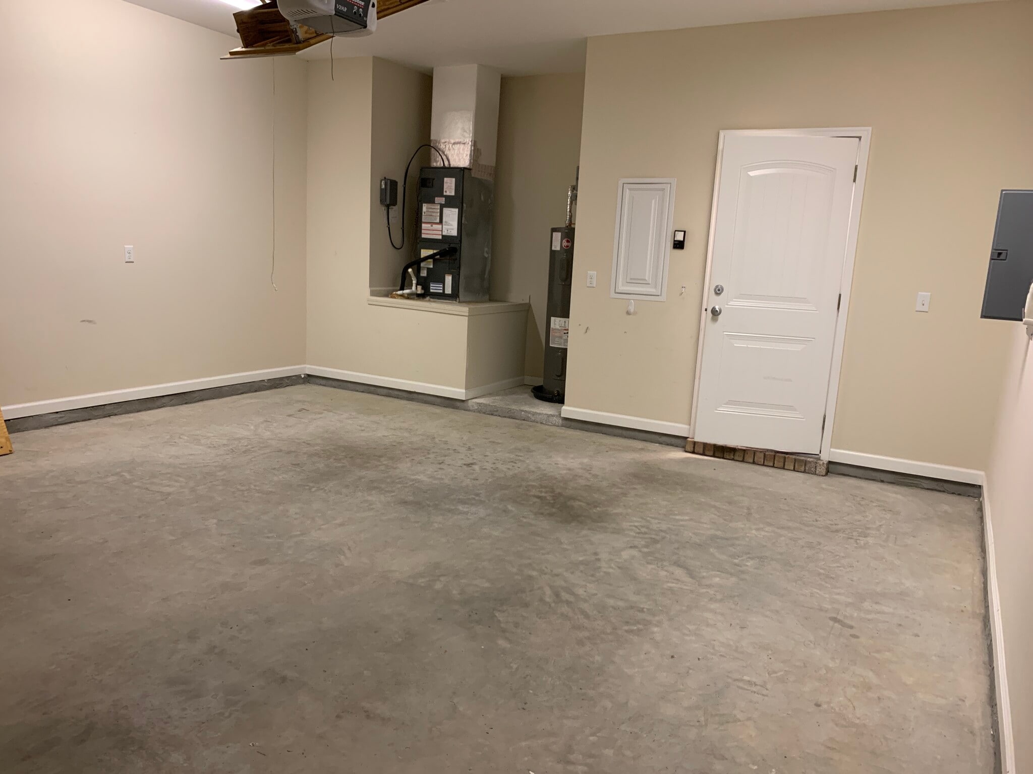 large spacious garage - 124 Matt Blvd