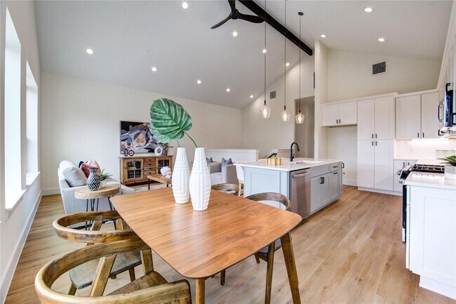 Building Photo - 6121 Pacific Frst Dr