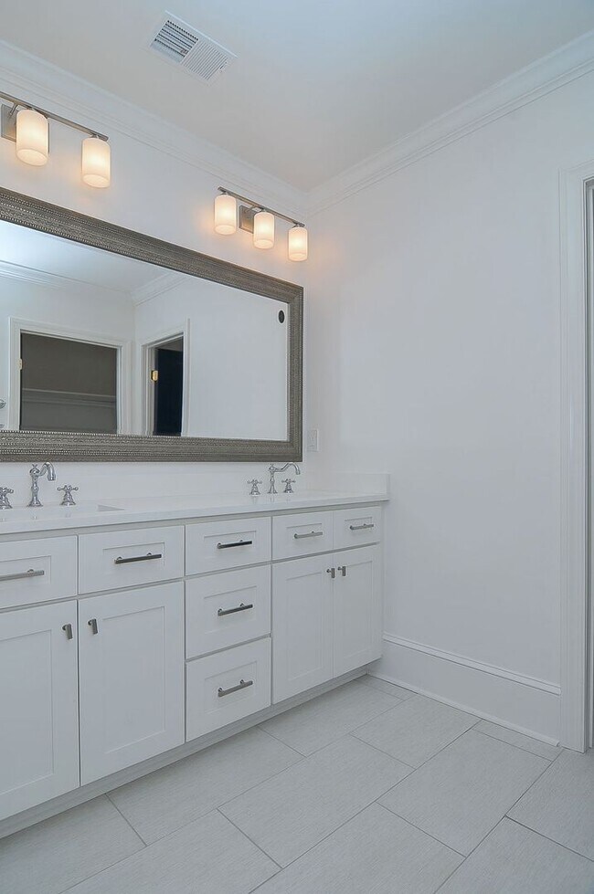 Building Photo - Beautiful 3 bedroom/2 bath house in highly desirable Shandon location! Available June 2026!