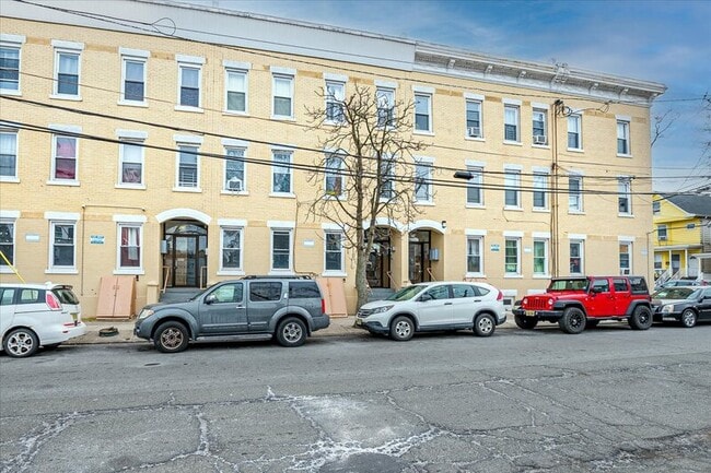 Building Photo - 428 Division St