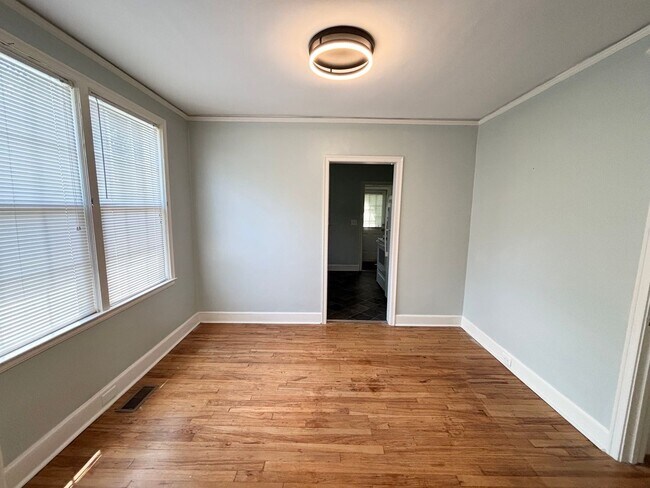 Building Photo - Cute Rosewood Bungalow