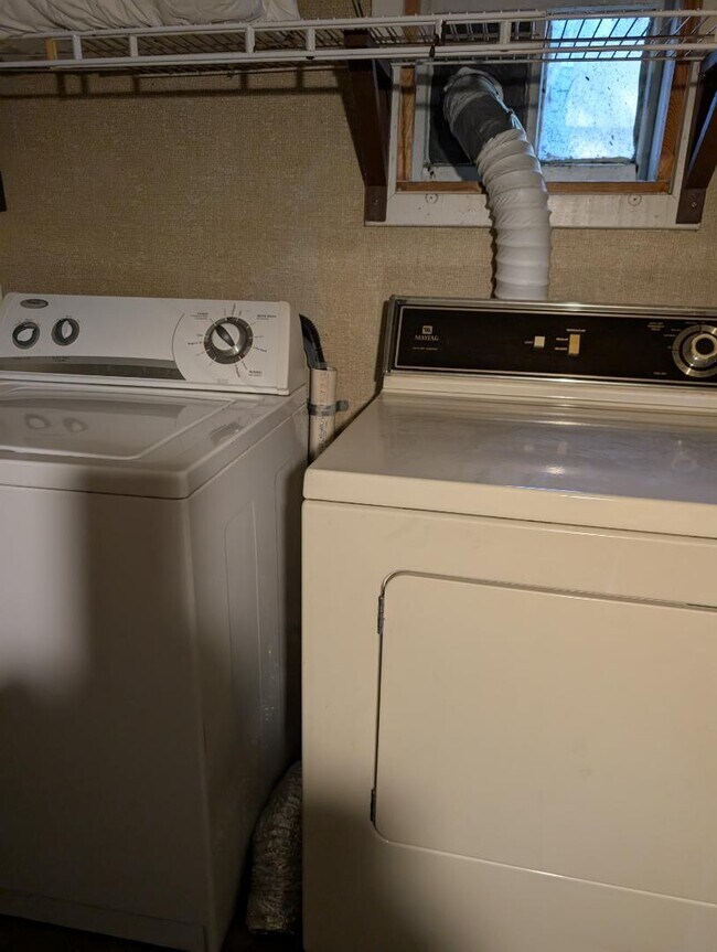 Building Photo - 772 Hillview Ave