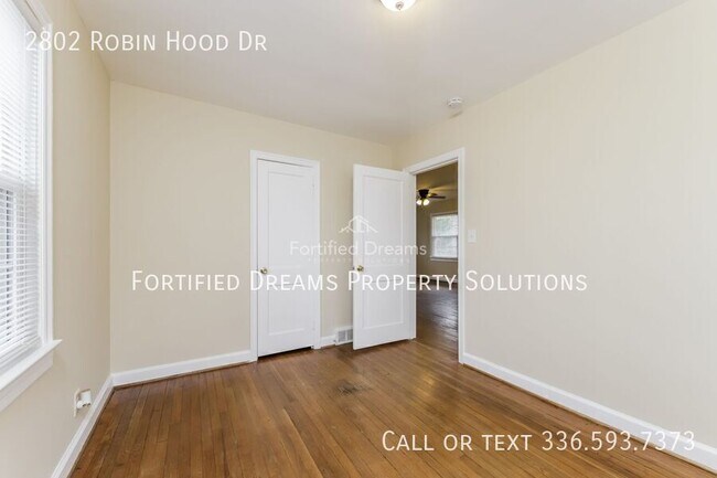 Building Photo - 2802 Robin Hood Dr