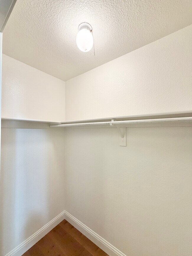 Building Photo - Beautifully updated 3 bedroom 2 bathroom duplex in Carmichael!
