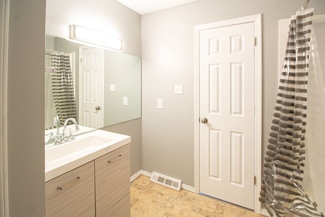Building Photo - 3 Bed 1.5 Bath Condo in Lakewood Estate