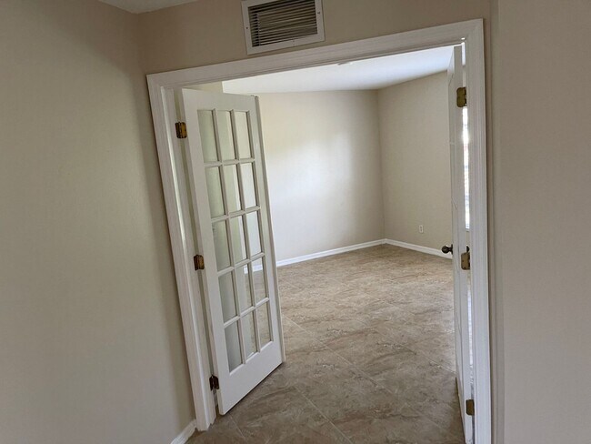 Building Photo - Spacious  3/2 with den