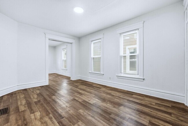 Building Photo - 3-Bed, 2-Bath Home with Large Kitchen & De...