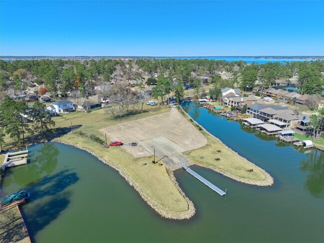 Building Photo - 12515 Lakeshore Dr