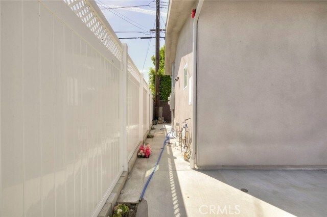 Building Photo - 353 N Mariposa St