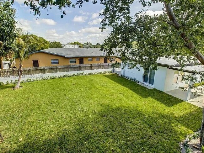 Building Photo - 1335 NE 5th Ave