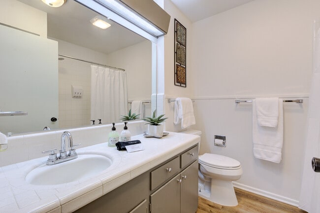 Building Photo - 502 Downshire Dr