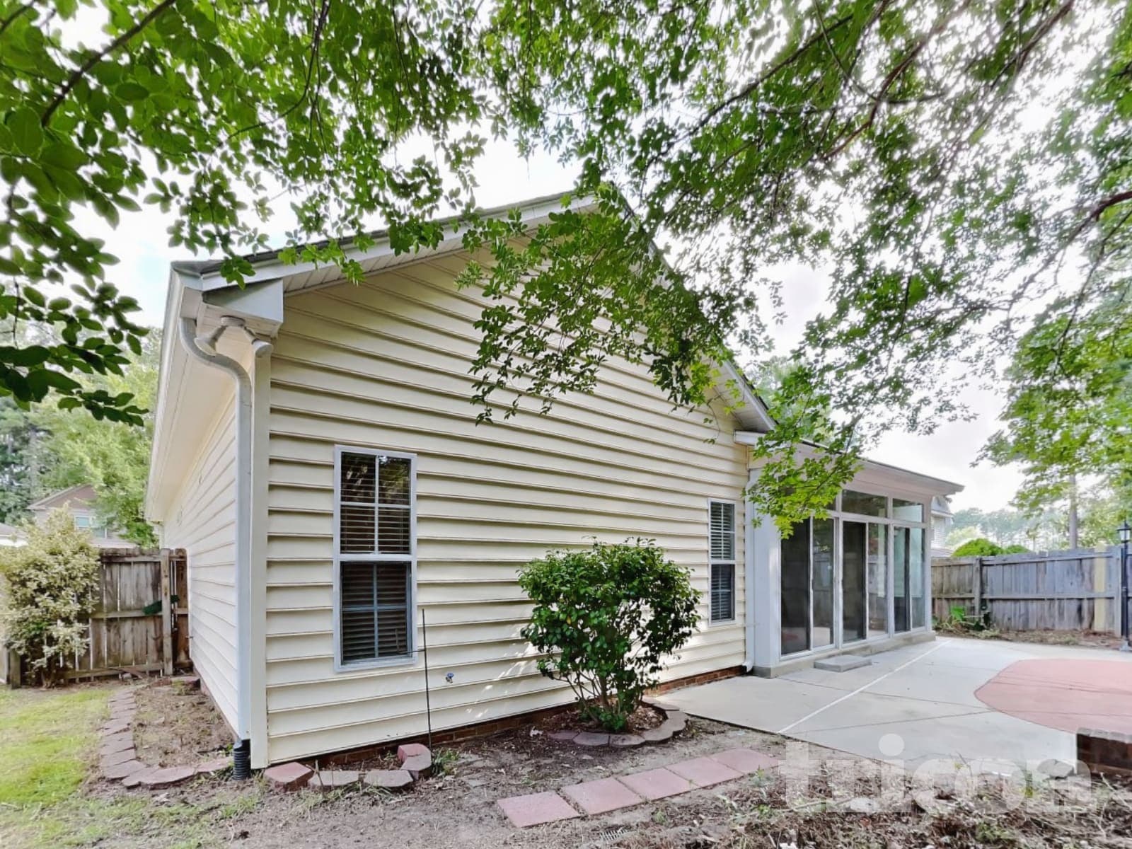 Building Photo - 203 Manor View Ct