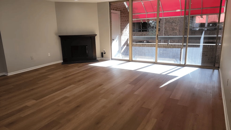 Living room - 648 15th St S
