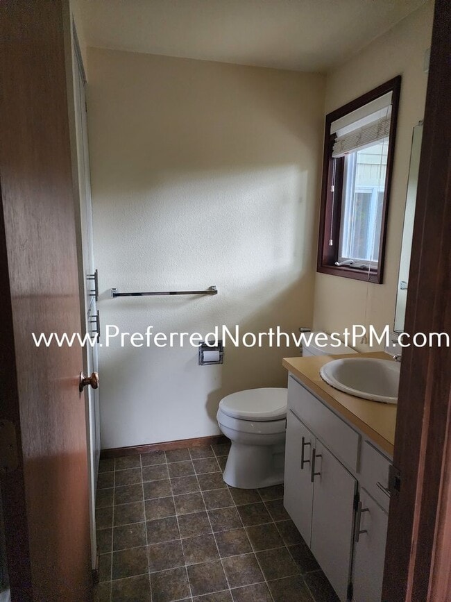 Building Photo - Beautiful 3 Bedroom Home off Garden Way