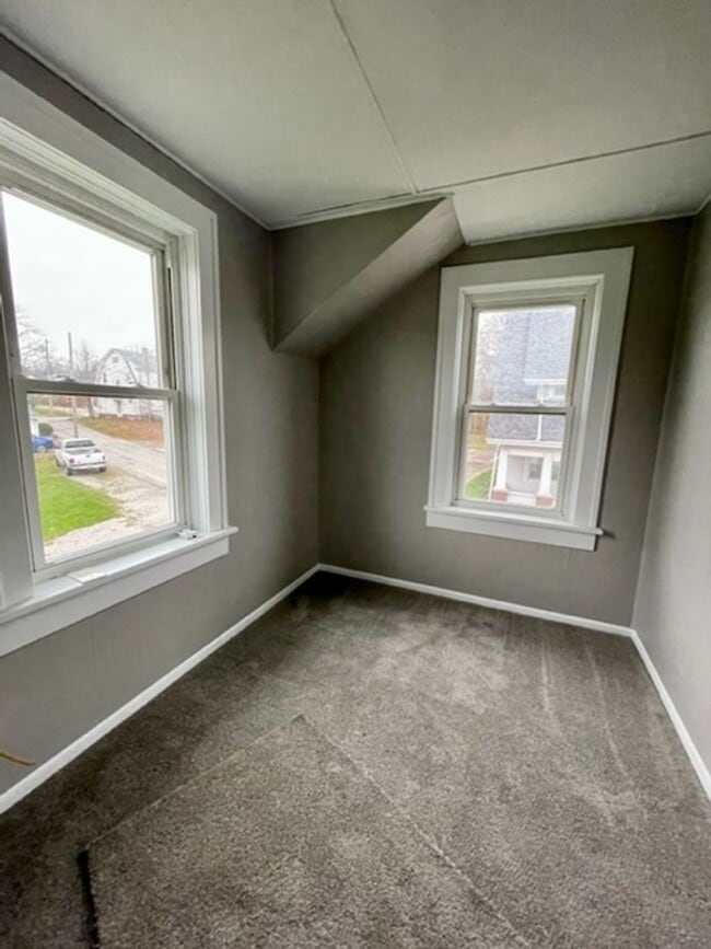 Building Photo - CUTE + COZY 1 Bedroom Duplex Available!