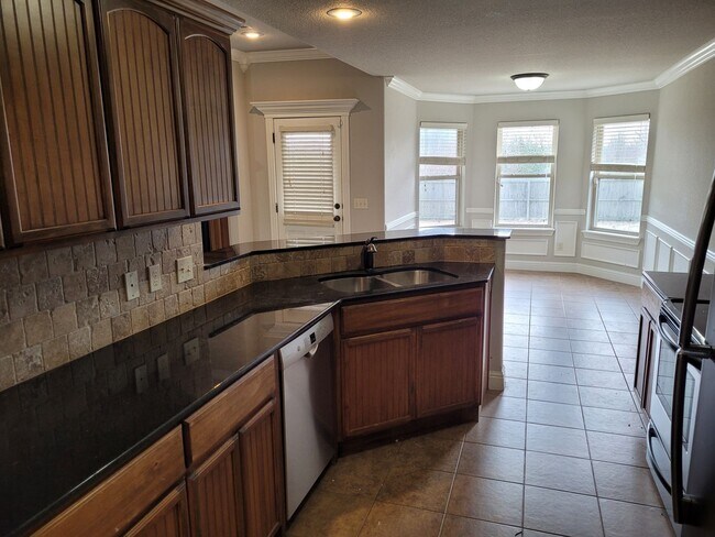 Building Photo - 3 bedroom in sought after West side of Fayetteville