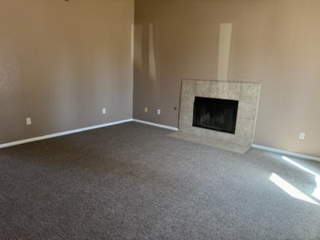 Building Photo - Warm and Cozy