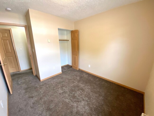Building Photo - 3 Bedroom Duplex in North Fargo!