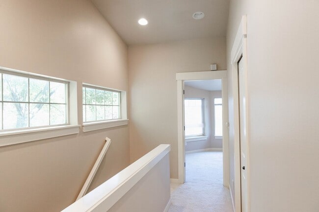 Building Photo - Townhouse Move-In Special – Half Month Free! Beautiful townhouse 3 beds 2.5 baths and garage.