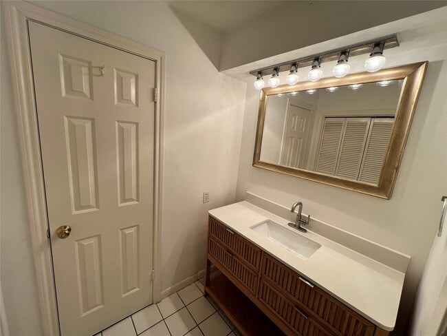 Building Photo - 919 S Ripple Creek Dr
