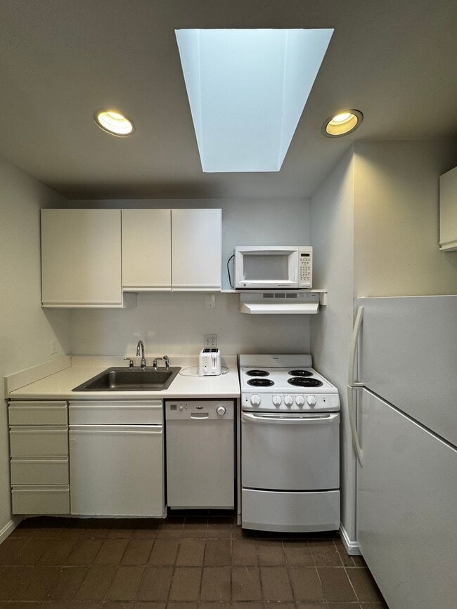 Building Photo - Two-Level Kalorama Condo with Washer/Dryer, Near Dupont Metro