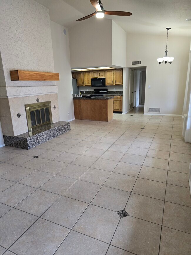 Building Photo - 1827 E Manhatton Dr