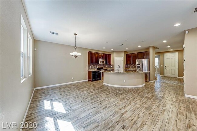 Building Photo - Northwest 4 bedroom!
