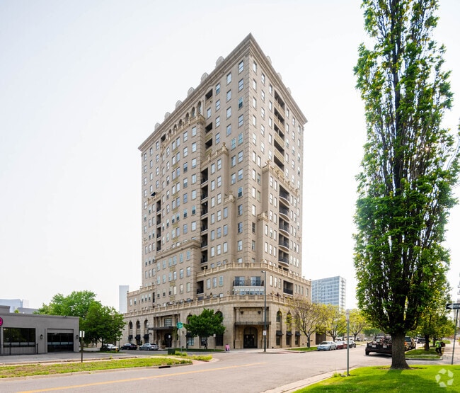 Building Photo - 475 W 12th Ave
