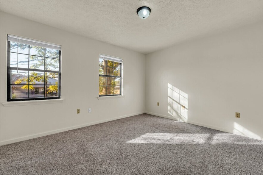 Building Photo - 164 High St