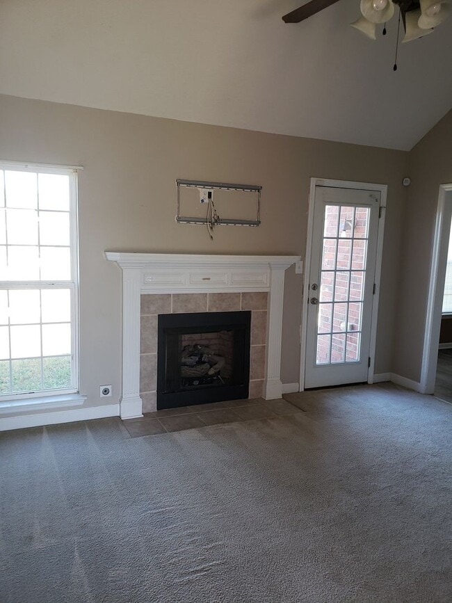 Building Photo - Nice 3 BD/ 2 BA Home