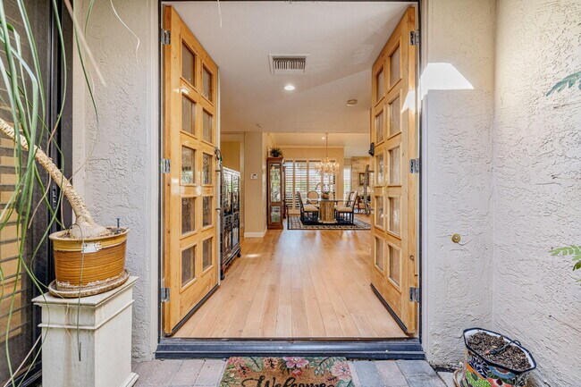 Building Photo - 10 Whittier Ct