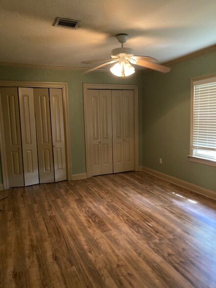 Building Photo - 303 Paris St