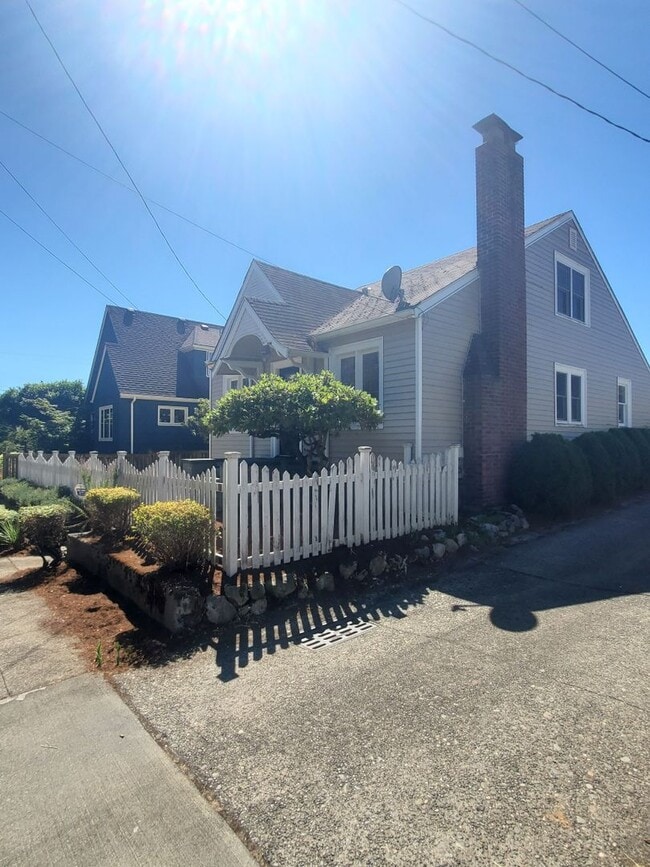 Building Photo - Classic 4 Bedroom Tudor in Desirable Maple...