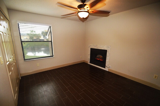 Building Photo - Remodeled One-Story Townhome EXCELLENT Location