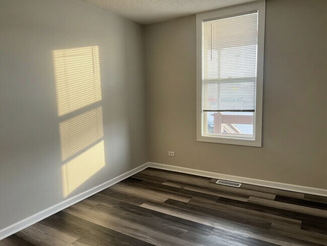 Building Photo - 212 E Calhoun St