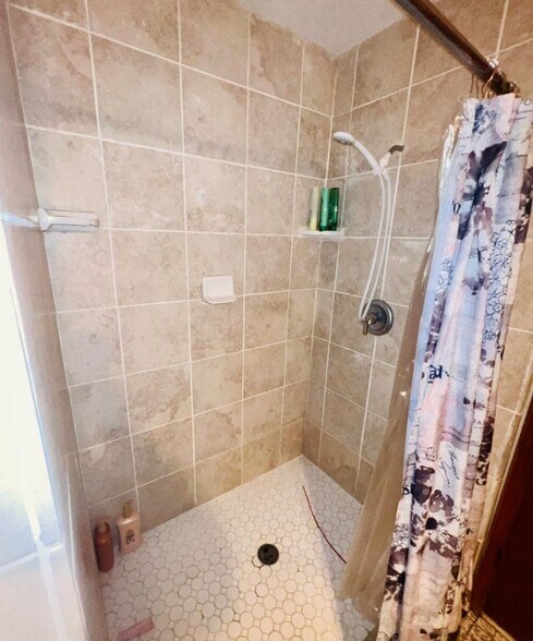 Building Photo - 302 Bernard Rd